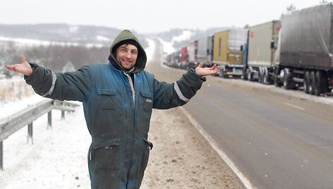 Eilė ties Medininkais Lietuvos pusėje.