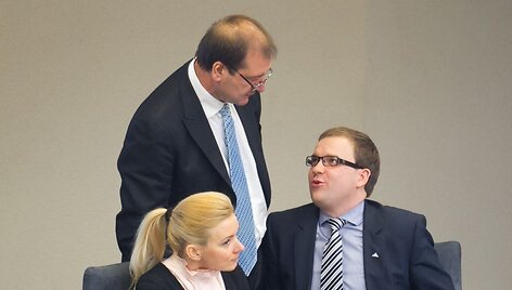 Seimas sprendžia dėl trijų &bdquo;darbiečių&ldquo; teisinės neliečiamybės naikinimo teisinės neliečiamybės naikinimo