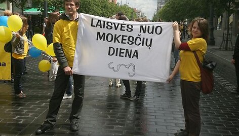 &Scaron;iemet savaite anksčiau nei pernai minima Laisvės nuo mokesčių diena. Tradici&scaron;kai  nuo Vyriausybės rūmų Seimo link ne&scaron;amas simbolinis mokesčių na&scaron;tos akmuo. 