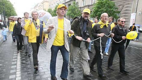 &Scaron;iemet savaite anksčiau nei pernai minima Laisvės nuo mokesčių diena. Tradici&scaron;kai  nuo Vyriausybės rūmų Seimo link ne&scaron;amas simbolinis mokesčių na&scaron;tos akmuo. 