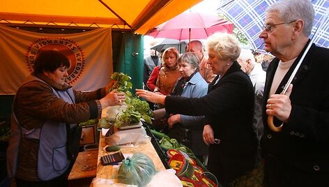 Ūkininkų prekyvietėje galima įsigyti visą būtiniausių prekių krep&scaron;elį - pieno produktų, duonos, pyragų, daržovių, vaisių, mėsos, medaus ir pana&scaron;ių gėrybių.