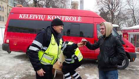 Kontrolieriai kar&scaron;tą arbatą dalino stotelėje prie Žaliojo tilto.