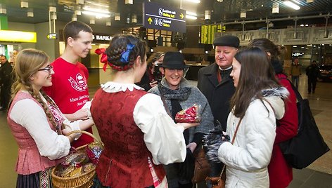 Šv. Agotos – Duonos dienos išvakarėse duonos kepalėlis į Londoną vykstantiems keleiviams.