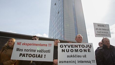 Mar&scaron;rutinių taksi vairuotojų akcija Europos aik&scaron;tėje.