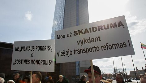 Mar&scaron;rutinių taksi vairuotojų akcija Europos aik&scaron;tėje.