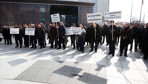 Mar&scaron;rutinių taksi vairuotojų akcija Europos aik&scaron;tėje.
