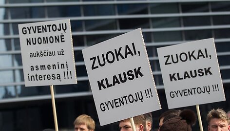Mar&scaron;rutinių taksi vairuotojų akcija Europos aik&scaron;tėje.