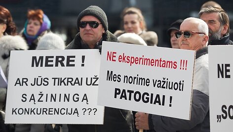 Mar&scaron;rutinių taksi vairuotojų akcija Europos aik&scaron;tėje.