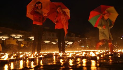 Vilniaus Rotušės aikštėje parodytas ugnies šou.