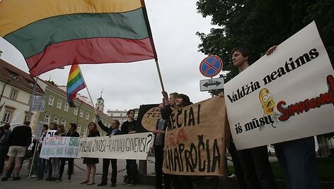 Penktadienio vidurdienį &scaron;alia Prezidentūros keliasde&scaron;imt jaunuolių su Lietuvos ir gėjų vėliavomis piketavo prie&scaron; Seimo priimtą naują Nepilnamečių apsaugos nuo neigiamo vie&scaron;osios informacijos poveikio įstatymą.  