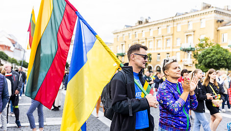 Tautiškos giesmės giedojimas Rotušės aikštėje