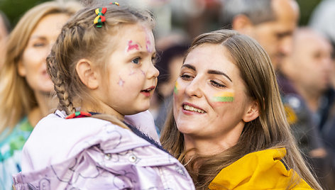 Tautiškos giesmės giedojimas Rotušės aikštėje