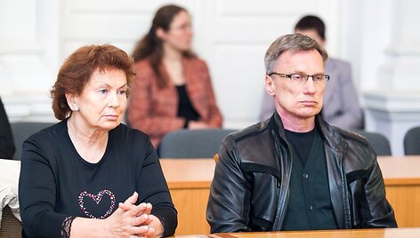 Raimundas Ivanauskas su seserimi teisme
