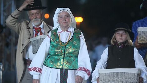 Griausmingomis dainomis, simboliniais fejerverkais, įvairiais tautiniais pasididžiavimais, skirtingomis tarmėmis trečiadienio vakarą aidėjo Katedros aik&scaron;tė.