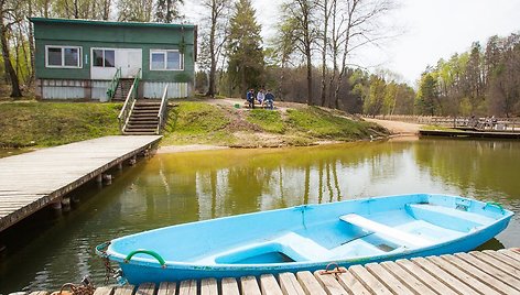 Ežerų ir upių pakrantės sulaukė pirmųjų lankytojų.