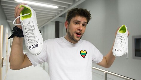 Andrius Pojavis nuo BBC žurnalistės gavo dovanų sportbatčius