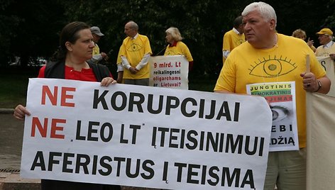 Prie Seimo ketvirtadienį rinkosi protestuotojai, pasisakantys už tai, kad būtų nutraukta LEO LT veikla.