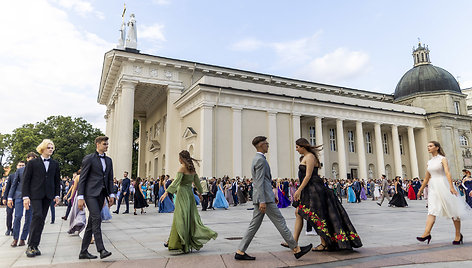 Vilniaus Katedros aikštėje tradicinis lenkų mokyklų abiturientų polonezas