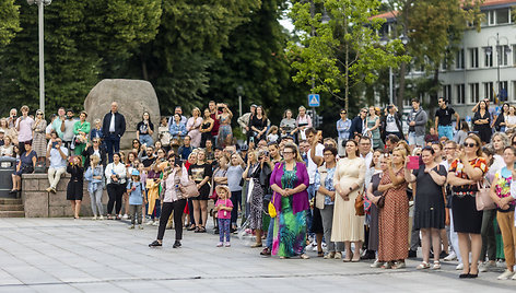 Vilniaus Katedros aikštėje tradicinis lenkų mokyklų abiturientų polonezas