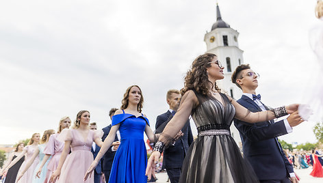 Vilniaus Katedros aikštėje tradicinis lenkų mokyklų abiturientų polonezas