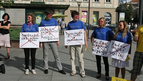 Antradienio vakarą Vilniuje šalia Vyriausybės grupelė liberalaus jaunimo su rožiniais akiniais praeiviams dalino lankstinukus „dėkodami“ Seimui už priimtas Nepilnamečių apsaugos nuo neigiamo viešosios infomacijos įstatymo pataisas.