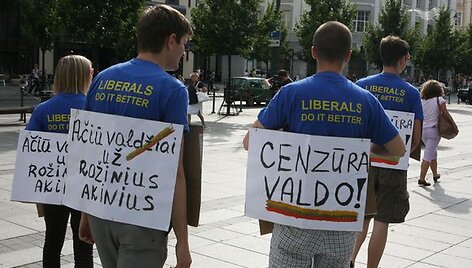 Antradienio vakarą Vilniuje &scaron;alia Vyriausybės grupelė liberalaus jaunimo su rožiniais akiniais praeiviams dalino lankstinukus &bdquo;dėkodami&ldquo; Seimui už priimtas Nepilnamečių apsaugos nuo neigiamo vie&scaron;osios infomacijos įstatymo pataisas.