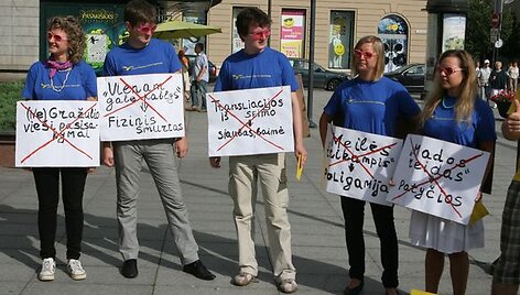 Antradienio vakarą Vilniuje &scaron;alia Vyriausybės grupelė liberalaus jaunimo su rožiniais akiniais praeiviams dalino lankstinukus &bdquo;dėkodami&ldquo; Seimui už priimtas Nepilnamečių apsaugos nuo neigiamo vie&scaron;osios infomacijos įstatymo pataisas.
