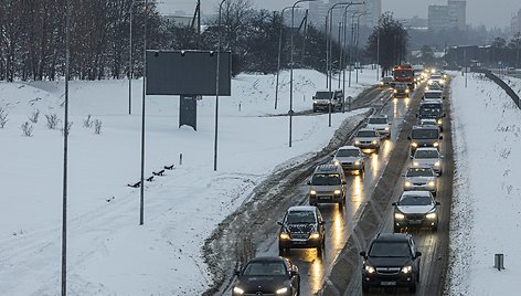 Lietuvoje eismą apsunkino plikledis