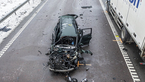 A2 kelyje susidūrė trys automobiliai ir trys vilkikai, uždarytas eismas link Panevėžio