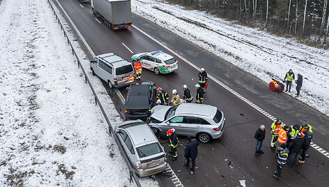 A2 kelyje susidūrė trys automobiliai ir trys vilkikai, uždarytas eismas link Panevėžio