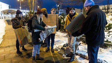 Žmogaus teisių gynėjai ir aktyvistai surengė protestą prie&scaron; deportaciją