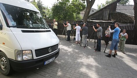 Dėl sugriežtintų muitinės procedūrų Latvijos ir Rusijos pasienyje įstrigusius kelis &scaron;imtus Lietuvos vežėjų antradienio vakarą turėtų pasiekti mineralinio vandens ir maisto produktų siunta. 