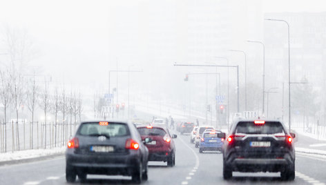 Lietuvoje eismo sąlygas sunkino gausūs krituliai