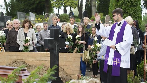 Biržuose kulkos pakirstas septyniolikametis išlydimas į amžinojo poilsio vietą