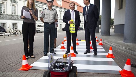 Akcijos &bdquo;Apsaugok mane&ldquo; metu vaikus saugiai elgtis gatvėje mokys robotas. 