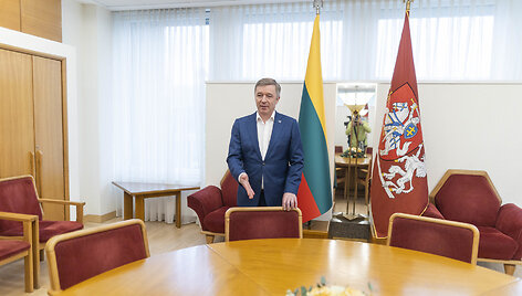 Ramūnas Karbauskis pasira&scaron;ė valdančiųjų parengtą susitarimą &bdquo;Dėl Lietuvos nacionalinio saugumo artimiausio laikotarpio sustiprinimo&ldquo;