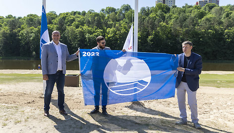 Valakampių 1-ąjame paplūdimyje iškelta Mėlyna vėliava, taip pažymint maudymosi sezono atidarymą Vilniuje