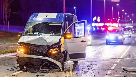 Girtas autobusiuko vairuotojas Ateities gatvėje smarkiai trenkėsi į stovintį &bdquo;Peugeot&ldquo; automobilį