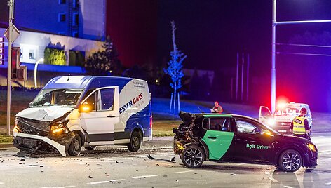 Girtas autobusiuko vairuotojas Ateities gatvėje smarkiai trenkėsi į stovintį &bdquo;Peugeot&ldquo; automobilį