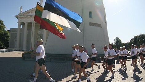 Baltijos kelio 20&ndash;mečiui paminėti i&scaron; Vilniaus link Talino pajudėjo pirmieji bėgikai i&scaron; Lietuvos ir Latvijos.
