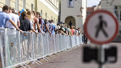 Joe Bideno kalbos laukia minios žmonių