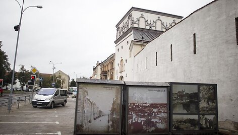 Suvenyrų pardavėjai pasipiktino be jų žinios i&scaron;vežtais prekybos paviljonais.