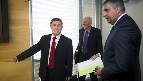 Aidas Venckus Seime skaitė žmonos lai&scaron;ką