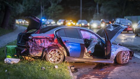 VIlniaus Olandų gatvėje BMW trenkėsi į du stulpus