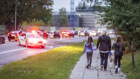 VIlniaus Olandų gatvėje BMW trenkėsi į du stulpus