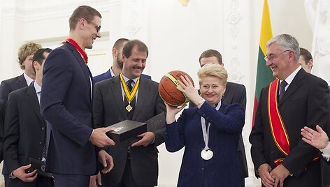 Lietuvos krep&scaron;inio rinktinė su Dalia Grybauskaitė