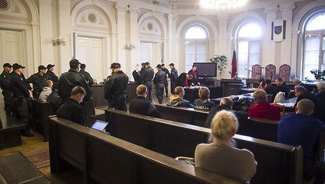Trylikos kaltinamųjų byla dėl narkotikų platinimo.