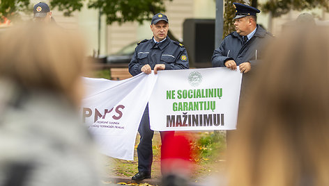 Pareigūnai protestavo prie LR Vyriausybės