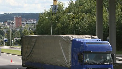 Vilniuje prie naujojo Ozo g. esančio viaduko buvo filmuojama Austrijos rinkai skirta "Schogetten" šokolado reklama, kurioje dalyvavo lietuvis kaskadininkas, šokęs nuo tilto ant važiuojančio sunkvežimio.