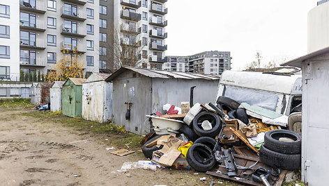 Vilniuje, Kernavės g. nukėlinėjami metaliniai garažai